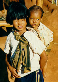 Kinder eines Bergstammes in der Provinz Chiang Mai, Nord-Thailand.  (12.9 K)