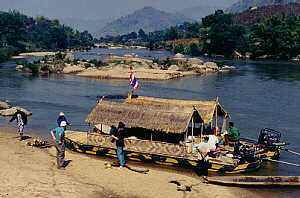 Fluss-Barken am Kok-River, Provinz Chiang Rai, Nord-Thailand  (15.1 K)