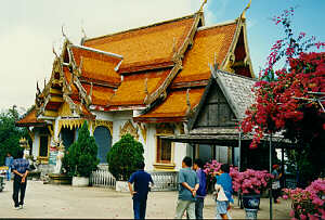 Viharn des Wat Phrathat Doi Tung, Amphoe Mae Sai, Provinz Chiang Rai, Nord-Thailand.  (18.3 K)