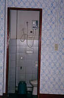 Toilette und Dusche mit heissem und kaltem Wasser in jedem Zimmer  (5.0 K)