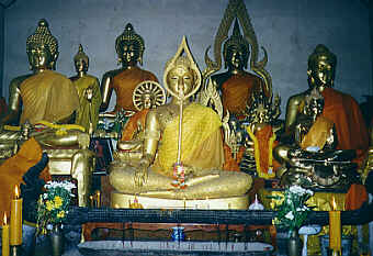 Buddha-Figuren im Viharn des Wat Phrathat Tschom Kitti, Chiang Saen, Chiang Rai   (18.6 K)