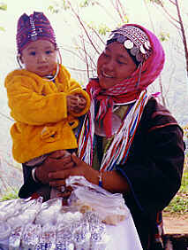 Akha-Frau mit Tochter auf den Armen, Doi Thung, Maesai  (13.8 K)