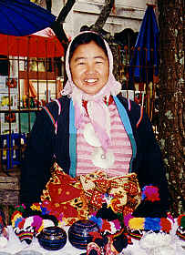 Akha-Frau mit ihrem Verkaufsstand beim Wat Phrathat Doi Thung, Mae Sai  (17.0 K)