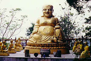 Chinesische Buddha-Statue beim Wat Phrathat Doi Thung (16.0 K)