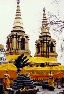 Die zwei Tschedi des Wat Phrathat Doi Thung, Amphoe Maesai  (14.6 K)