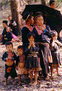 Familie der "blauen" Hmong (Meo), nahe eines Hmong-Dorfs in der Provinz Chiang Rai, Nord-Thailand.