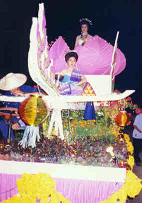 parade3.jpg - 15.3 K